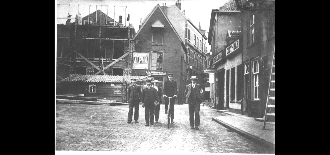 Gezicht op de kop van Rozengracht met rechts de Citybar, begin 20e eeuw.